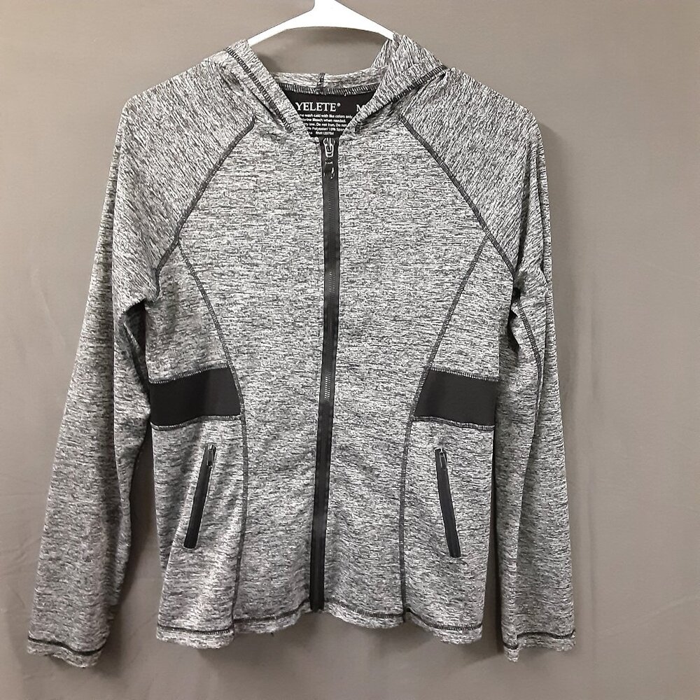 Yelete Womans Jacket Size MED Zip Pockets Yoga/Workout Long Sleeve Hooded